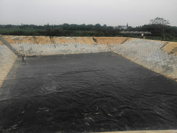 湖南怀化灌溉用蓄水池：2500平0.7mm全新料土工膜